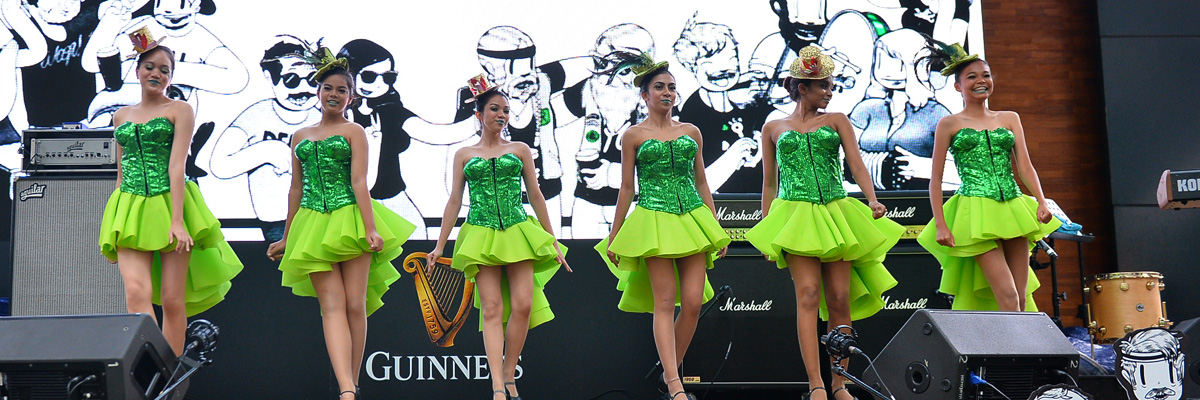 Guinness-fans-being-entertained-by-the-Irish-step-dancers