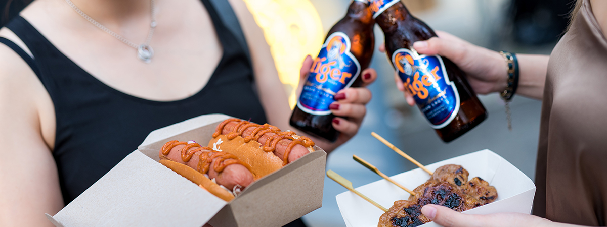 Guests-enjoying-Tiger-Beer-and-delicious-food-by-Tiger-STREATS-food-vendors-during-UncageMusic-Block-Party