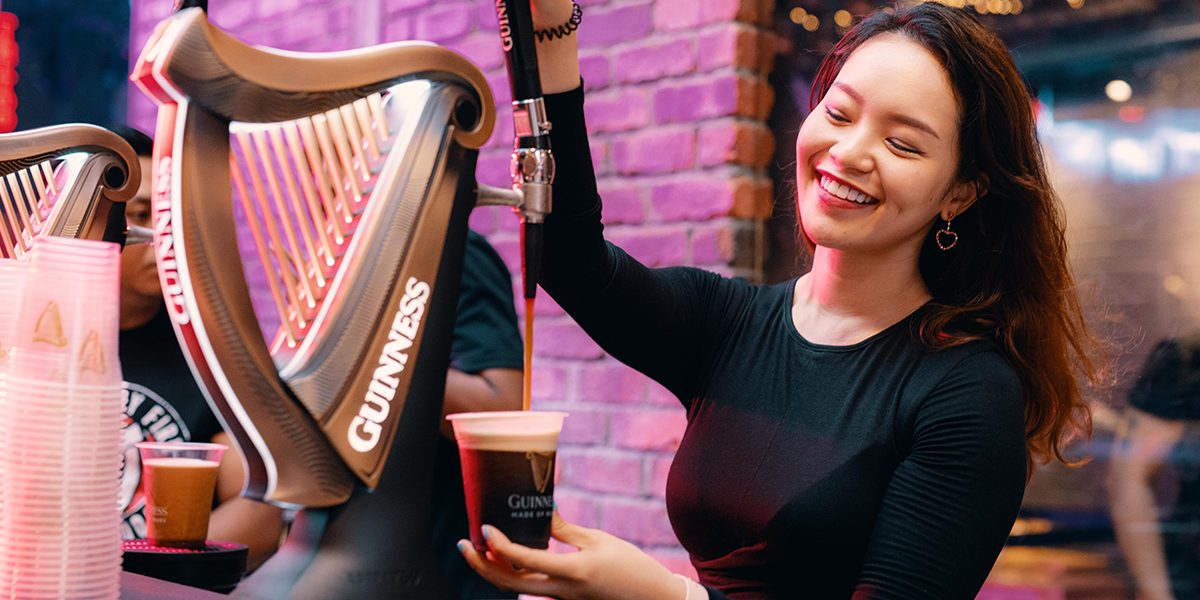 Attendees-got-the-chance-to-pour-their-own-Guinness-at-Flavour-by-Fire-after-learning-the-Guinness-Two-Part-Pour