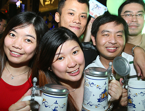 Consumers-enjoying-their-Oktoberfest-1L-Ceramic-Mug-with-metal-lid_LR-1