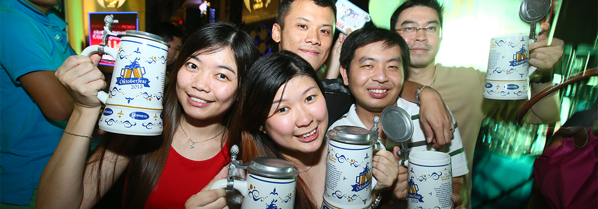 Consumers-enjoying-their-Oktoberfest-1L-Ceramic-Mug-with-metal-lid_LR